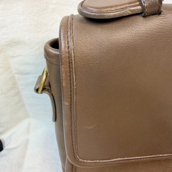 Coach Vintage Court Taupe Brown Leather 9870 Hangtag Brass Crossbody Strap Slots - Picture 4 of 16